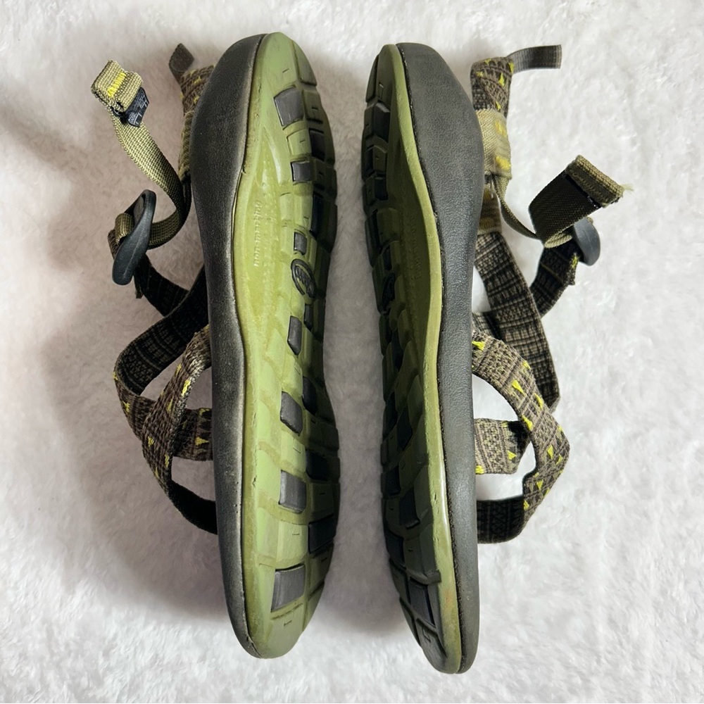 Chaco Sandals with Black and Olive Green Pattern Adjustable Straps Size 6 - Picture 4 of 8